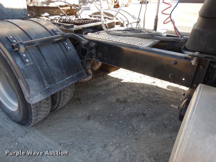 image for item DE2498 1999 International 9400  semi truck