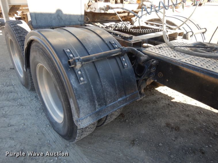 image for item DE2498 1999 International 9400  semi truck