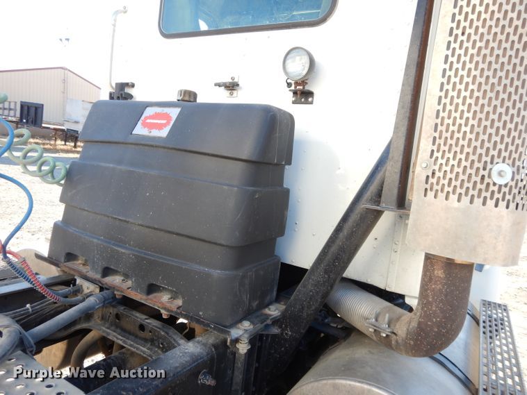 image for item DE2498 1999 International 9400  semi truck