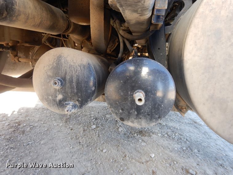 image for item DE2498 1999 International 9400  semi truck