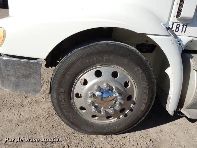 image for item DE2498 1999 International 9400  semi truck