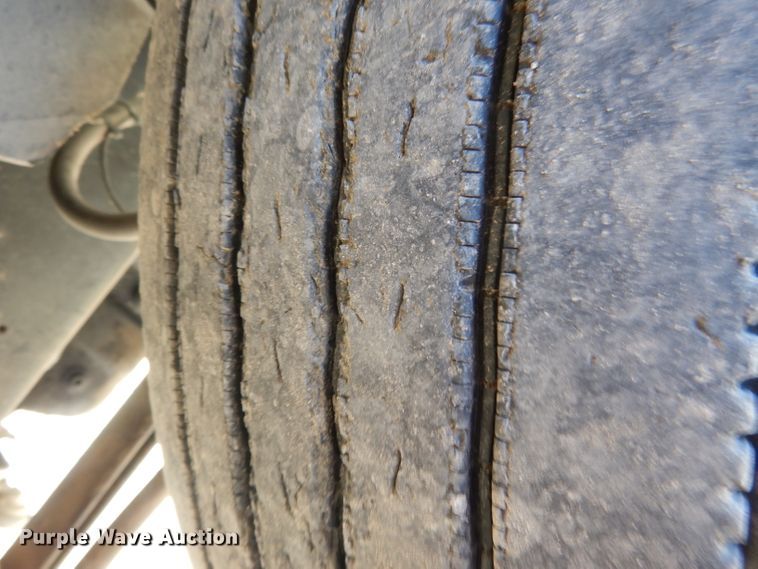 image for item DE2498 1999 International 9400  semi truck