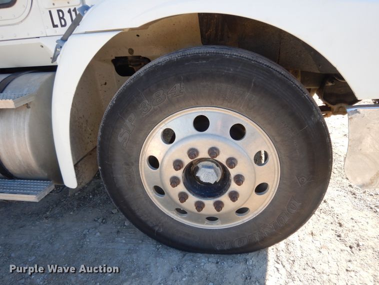 image for item DE2498 1999 International 9400  semi truck