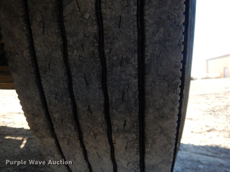 image for item DE2498 1999 International 9400  semi truck