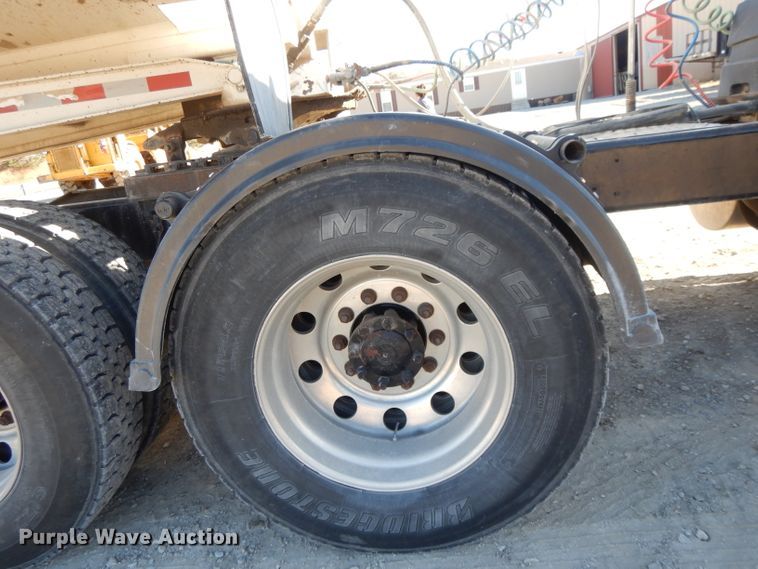 image for item DE2498 1999 International 9400  semi truck