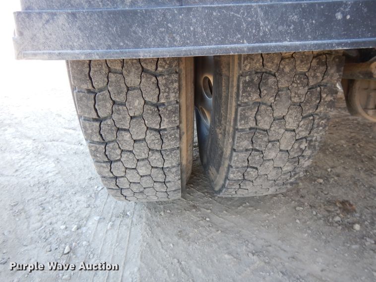 image for item DE2498 1999 International 9400  semi truck