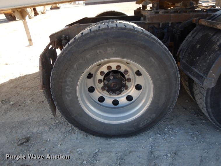 image for item DE2498 1999 International 9400  semi truck