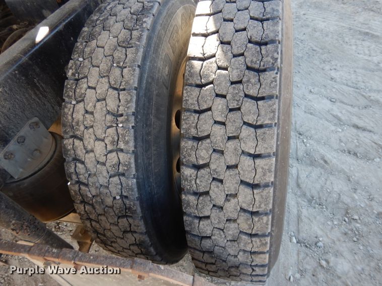 image for item DE2498 1999 International 9400  semi truck