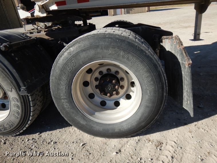 image for item DE2498 1999 International 9400  semi truck