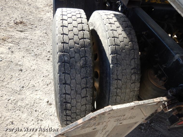 image for item DE2498 1999 International 9400  semi truck