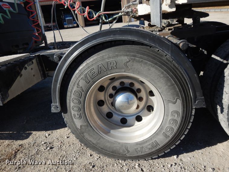 image for item DE2498 1999 International 9400  semi truck