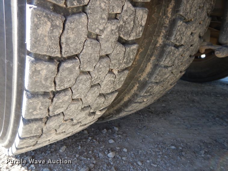 image for item DE2498 1999 International 9400  semi truck