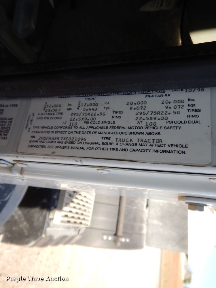 image for item DE2498 1999 International 9400  semi truck