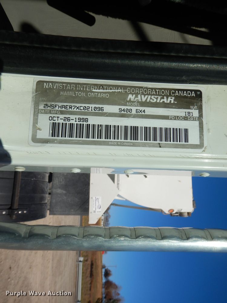 image for item DE2498 1999 International 9400  semi truck