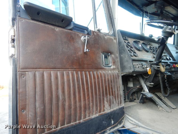 image for item DE2501 1987 Kenworth T600  dump truck