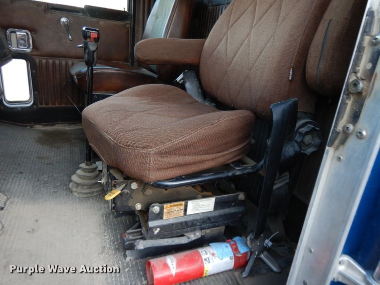 image for item DE2501 1987 Kenworth T600  dump truck