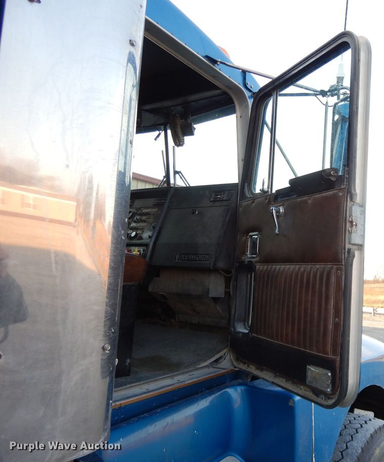 image for item DE2501 1987 Kenworth T600  dump truck