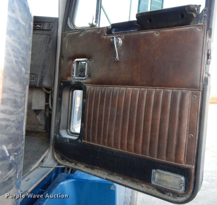 image for item DE2501 1987 Kenworth T600  dump truck