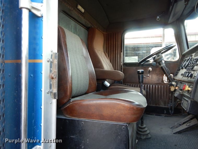 image for item DE2501 1987 Kenworth T600  dump truck