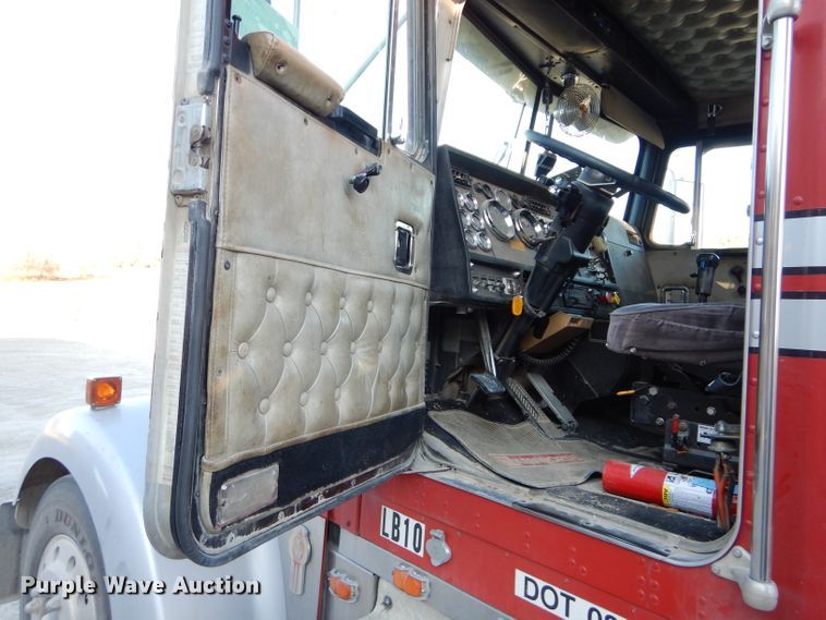 image for item DE2502 1993 Kenworth W900  semi truck