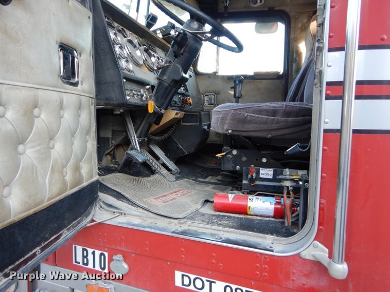 image for item DE2502 1993 Kenworth W900  semi truck