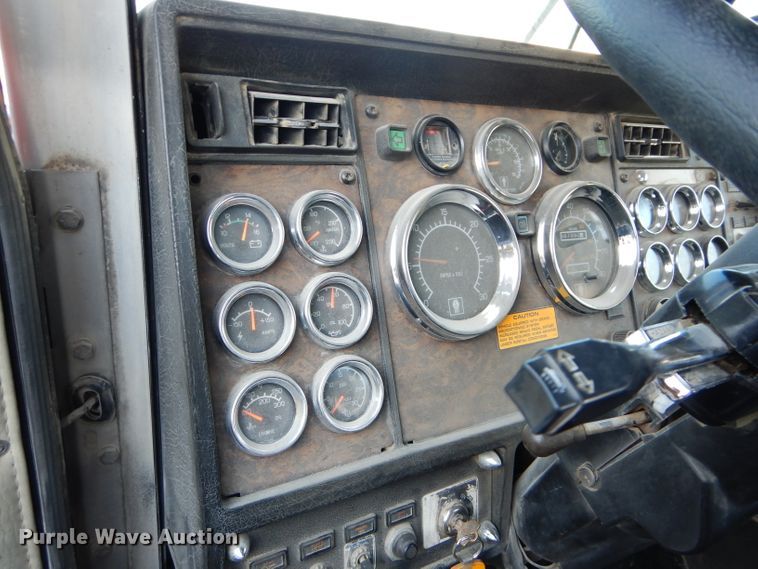 image for item DE2502 1993 Kenworth W900  semi truck