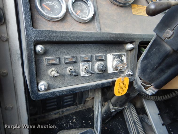 image for item DE2502 1993 Kenworth W900  semi truck