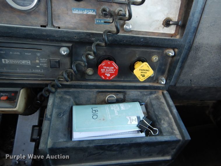 image for item DE2502 1993 Kenworth W900  semi truck