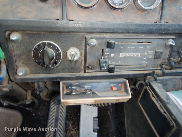 image for item DE2502 1993 Kenworth W900  semi truck