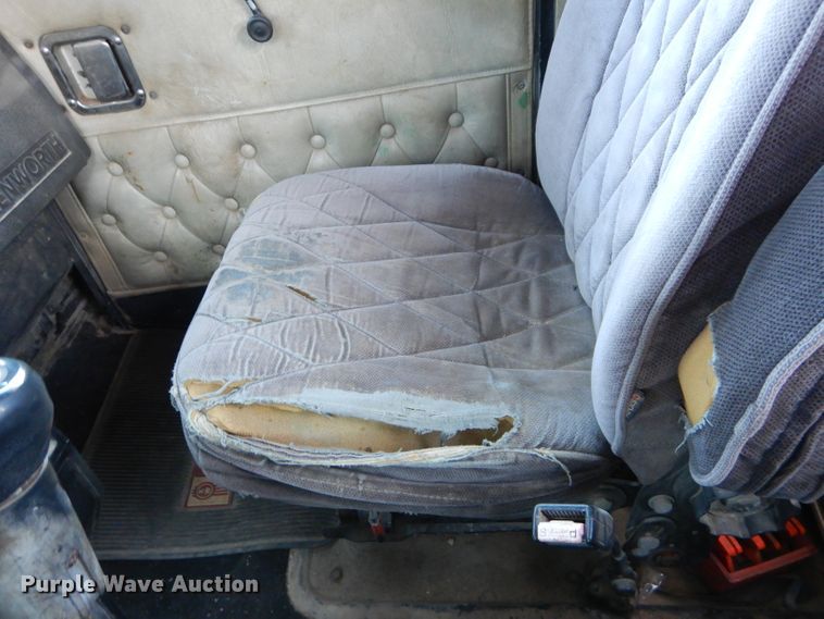 image for item DE2502 1993 Kenworth W900  semi truck