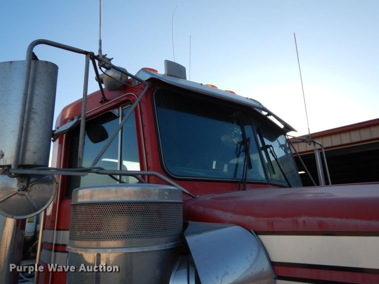 image for item DE2502 1993 Kenworth W900  semi truck