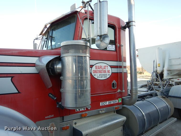 image for item DE2502 1993 Kenworth W900  semi truck