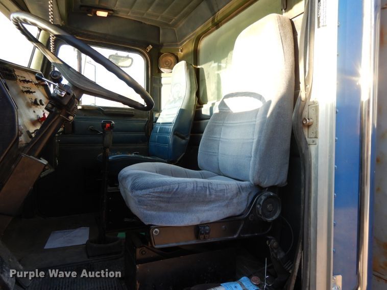 image for item DE2503 1987 Peterbilt 378  dump truck