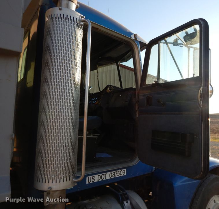 image for item DE2503 1987 Peterbilt 378  dump truck