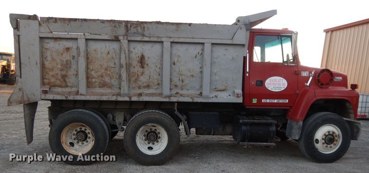 image for item DE2504 1992 Ford L8000  dump truck