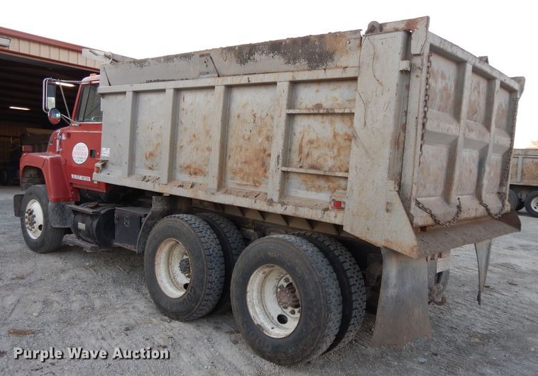 image for item DE2504 1992 Ford L8000  dump truck