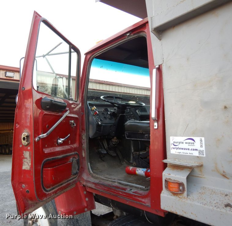 image for item DE2504 1992 Ford L8000  dump truck