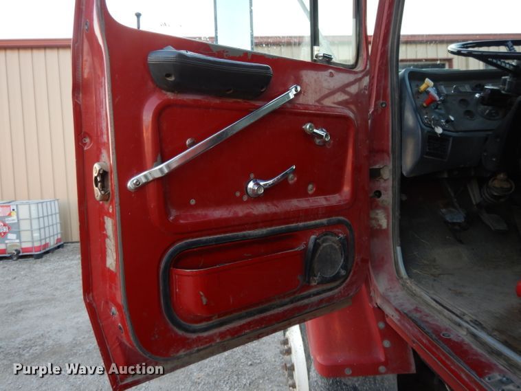 image for item DE2504 1992 Ford L8000  dump truck