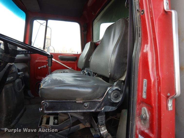 image for item DE2504 1992 Ford L8000  dump truck