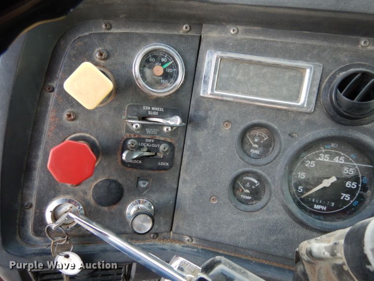 image for item DE2504 1992 Ford L8000  dump truck