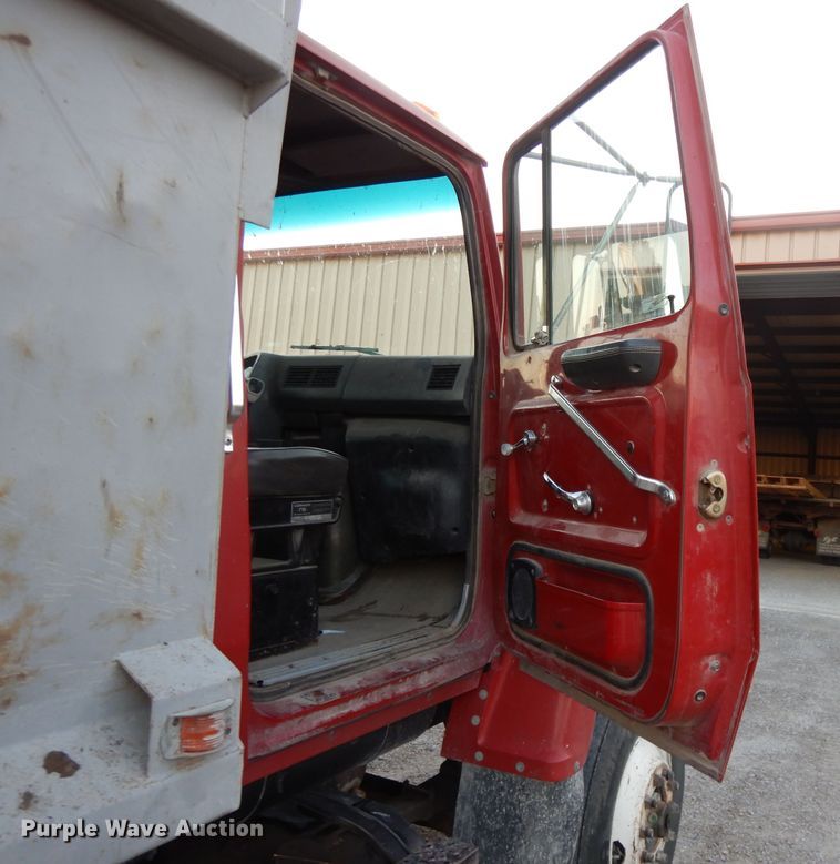 image for item DE2504 1992 Ford L8000  dump truck