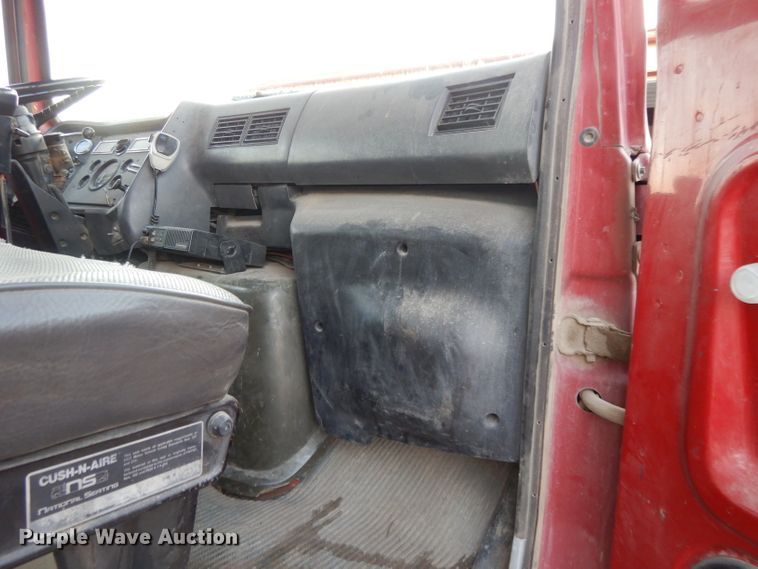 image for item DE2504 1992 Ford L8000  dump truck