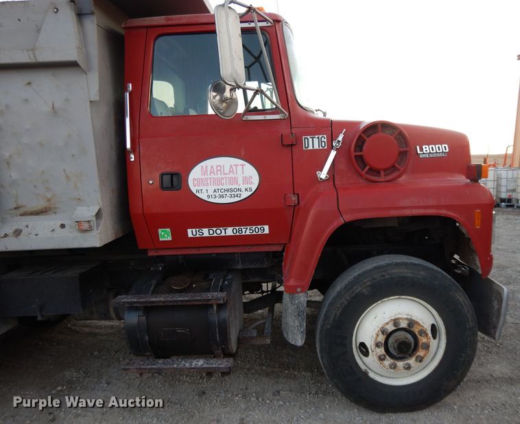 image for item DE2504 1992 Ford L8000  dump truck
