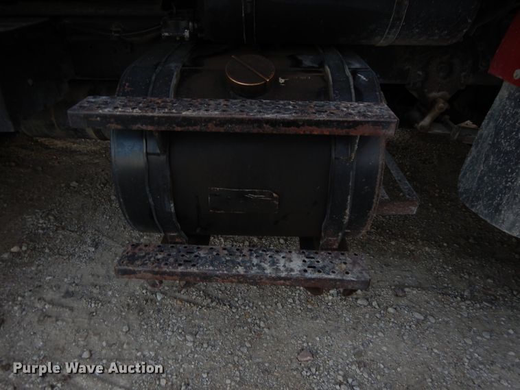 image for item DE2504 1992 Ford L8000  dump truck