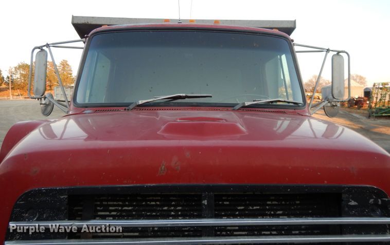 image for item DE2504 1992 Ford L8000  dump truck