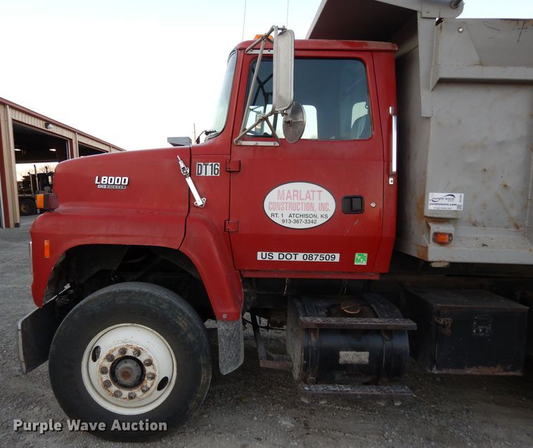 image for item DE2504 1992 Ford L8000  dump truck