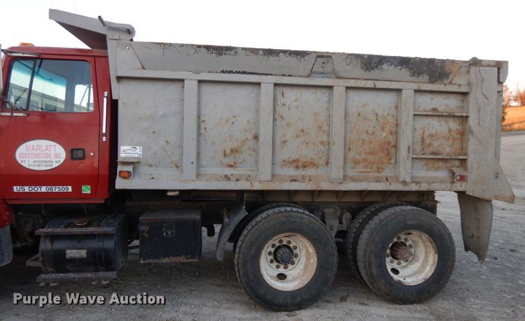 image for item DE2504 1992 Ford L8000  dump truck