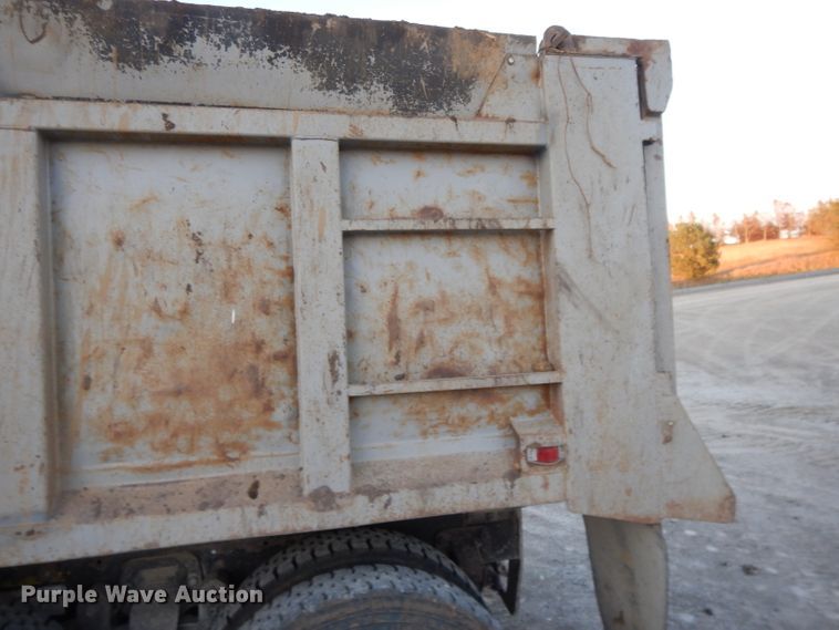 image for item DE2504 1992 Ford L8000  dump truck