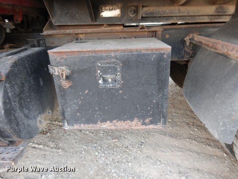 image for item DE2504 1992 Ford L8000  dump truck