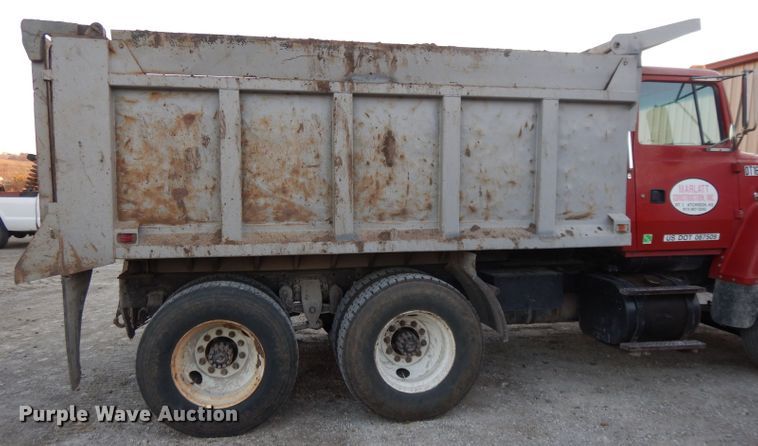 image for item DE2504 1992 Ford L8000  dump truck